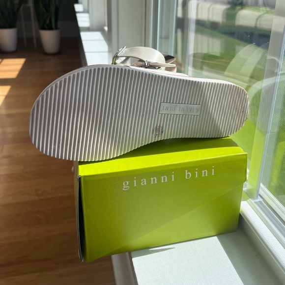 Gianni Bini Klaudy Size 7.5. Color Cloud White Like new, only worn a few times. - Picture 4 of 5